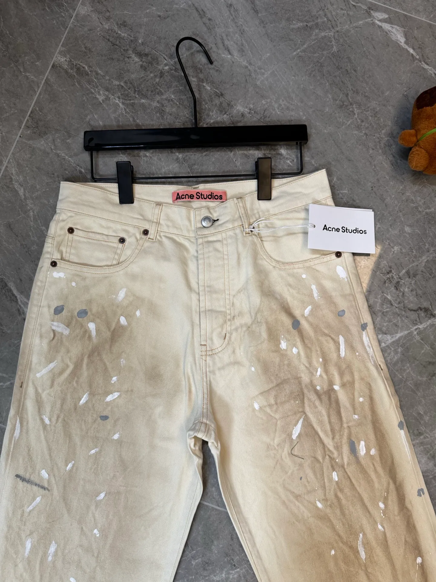 [Premium Replica] ACNE STUDIOS 26Ss Splash Ink Retro Washed Jeans (Light Khaki) These jeans use a unique splash ink process, distressed wash + hole design + hand-painted, full of Retro feeling! Straight version, the leather tag on the back waist is very recognizable, the upper body effect is excellent, Premium Quality, accurate version, Same Style for men and women. Size：s/m/l/xl
